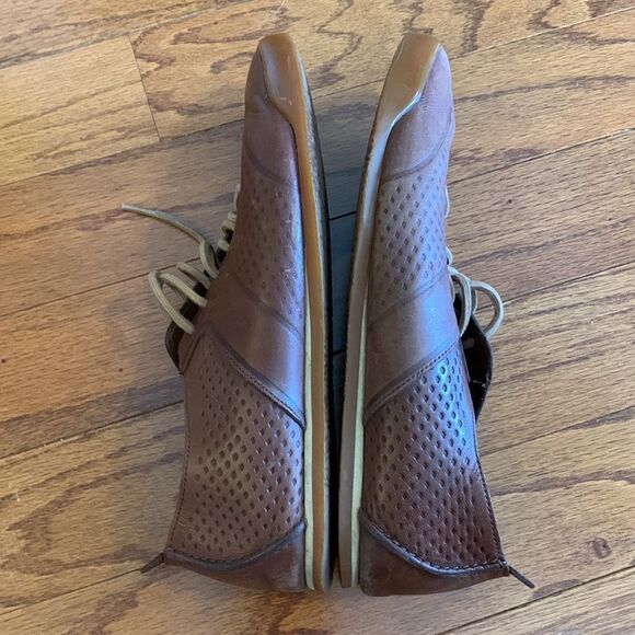 Clark’s Leather Size 8.5 tan sneakers main image 9